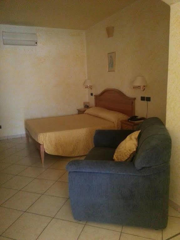 פאלרנה Hotel Mistef מראה חיצוני תמונה