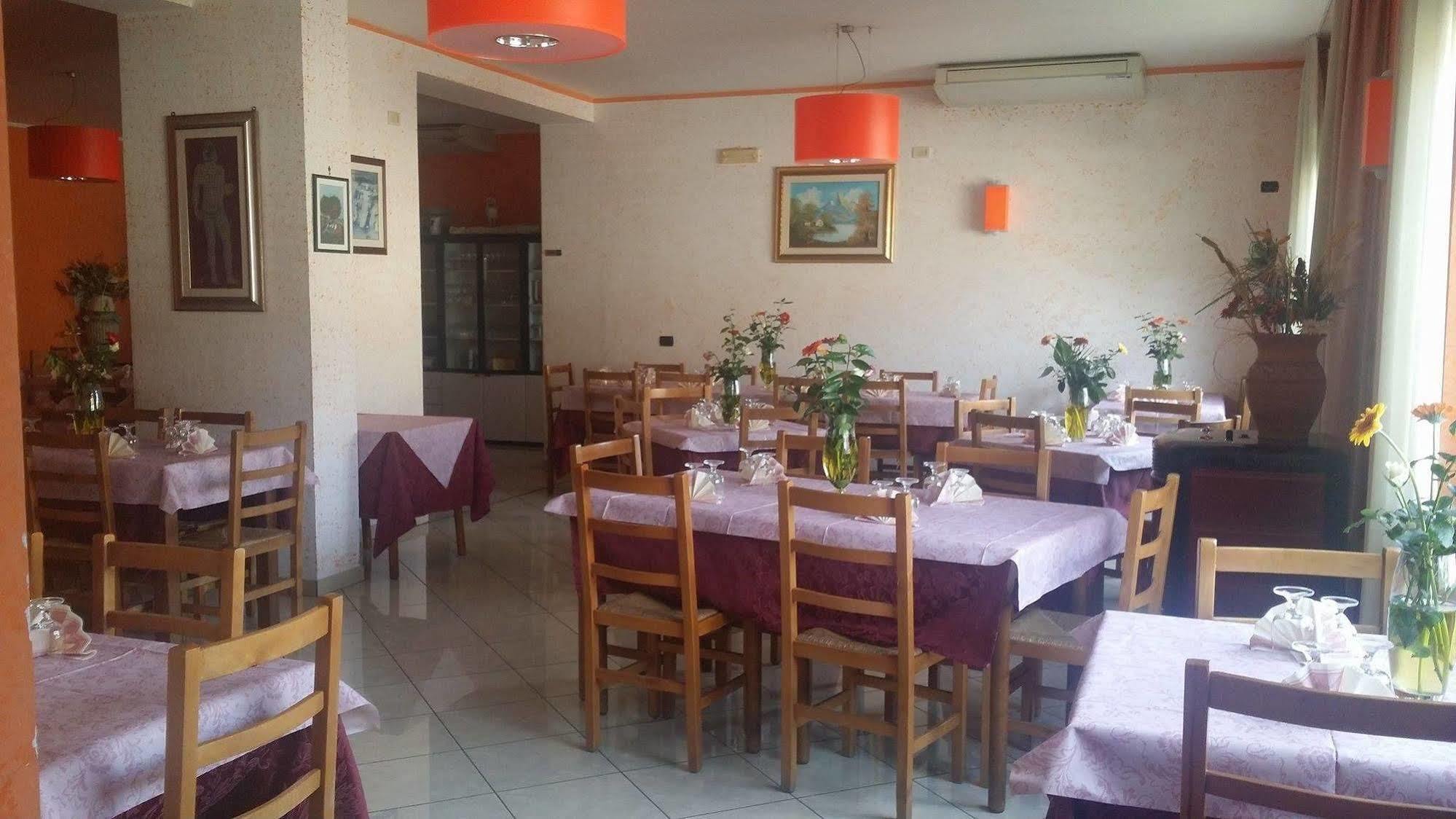 פאלרנה Hotel Mistef מראה חיצוני תמונה